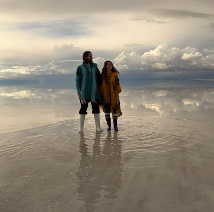 Mariana y Juan de espaldas en salar