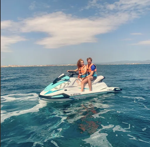 Mariana y Juan en moto de agua