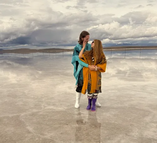 Mariana y Juan en salar